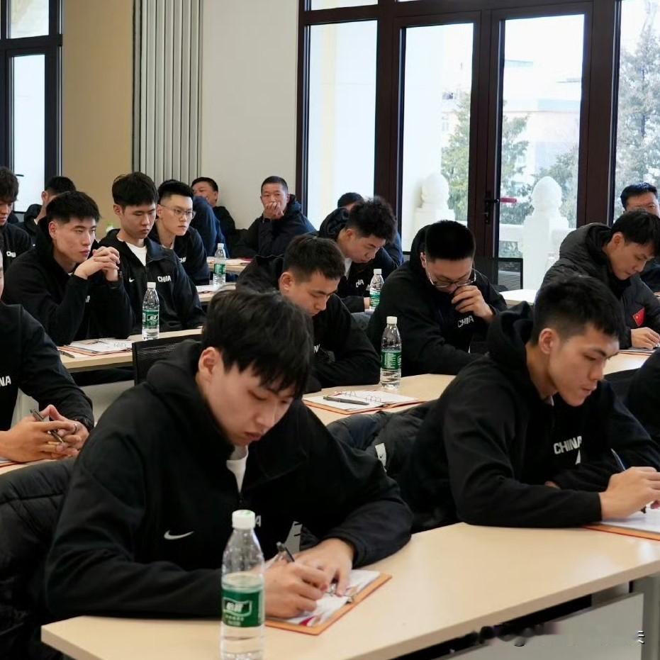 中国男篮开会，赵继伟竟然被安排和胡明轩徐杰坐在一起，郭士强煞费苦心积虑，透露辽粤
