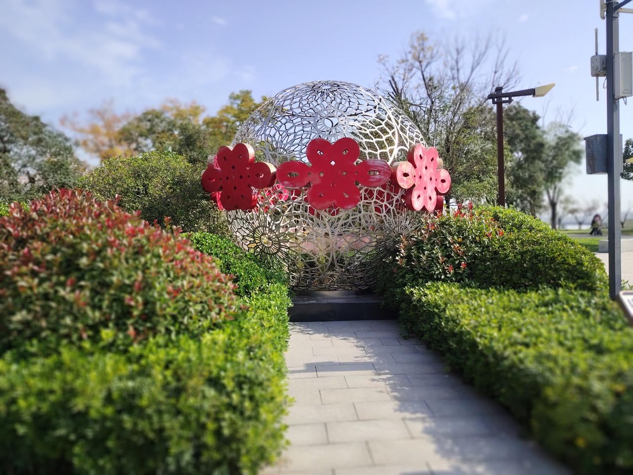 有一个部门的领导是一个爱下棋的人他曾经在县城的象棋大赛中得过亚军。他经常利用