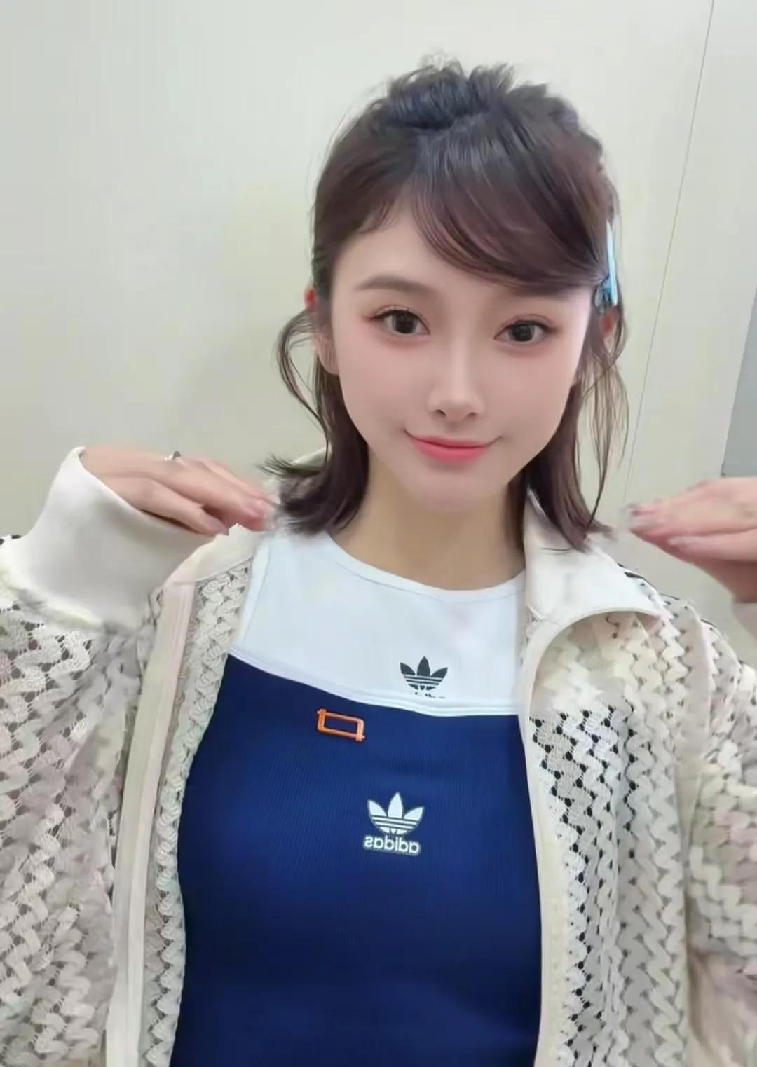 吴艳妮肯定又去医美了，脸型和之前很明显不一样了，下巴变尖，眼睛也变大，网红感越来