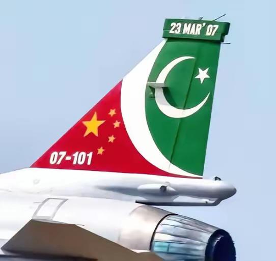 巴铁18架战机直飞沙特，全是中国造！欧美记者当场傻眼：一架我们的都没有？今年