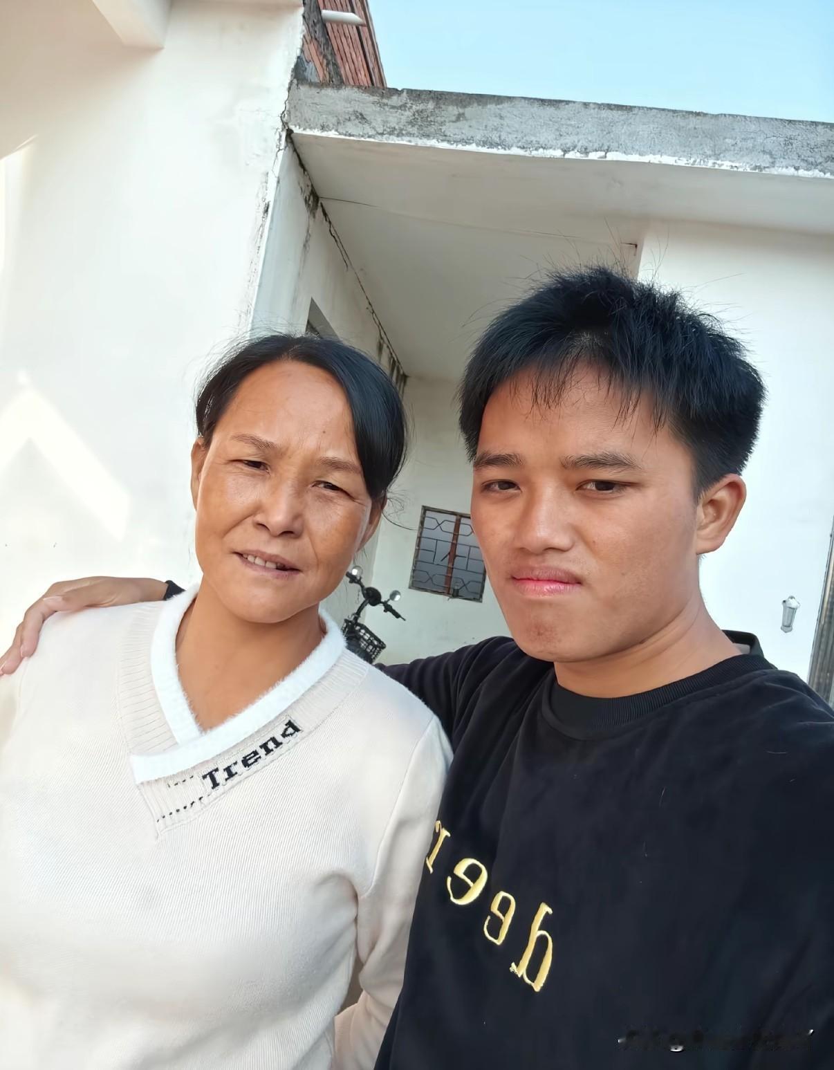 大家知道这个谁都不打只打亲生父亲的正能量博主吗？最近被这个大孝子感动到了，父