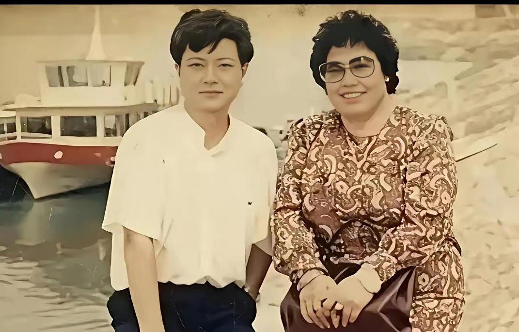 原来这才是陈丽华年轻时的真容！网上那些精修美图，不过是以讹传讹的假象。照片里的她