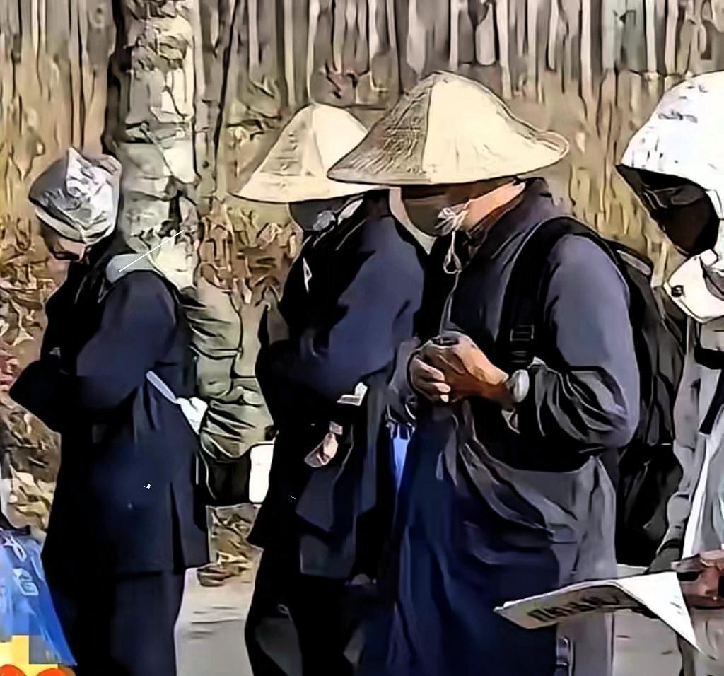 最近这封山封庙的事闹得挺大，我朋友圈里好几个驴友都在抱怨，说这大好的春色，怎