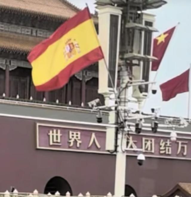 天安门挂起中西越三国国旗：得道者多助，失道者寡助。日前北京天安门广场上，中国、西