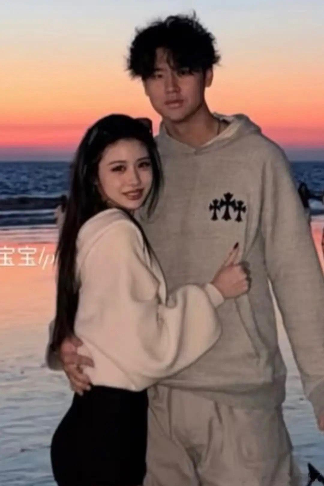 汪峰女儿在英国上学交了个男朋友，20岁小苹果晒情侣照，男生搂着她的腰，高出来一头