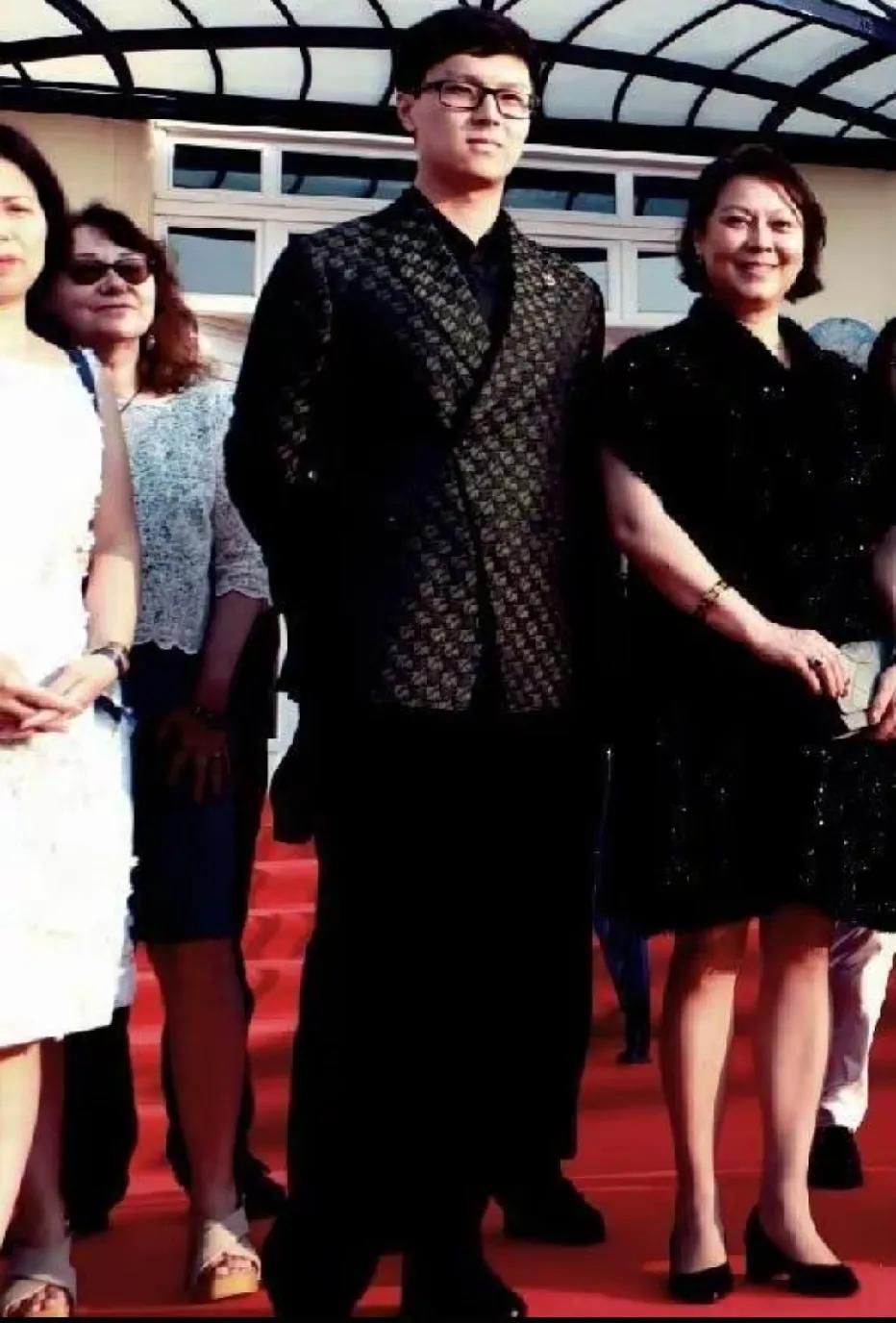唐国强的小儿子随母亲壮丽一起出席活动时的一张留影，唐国强和妻子壮丽相伴多年，婚后