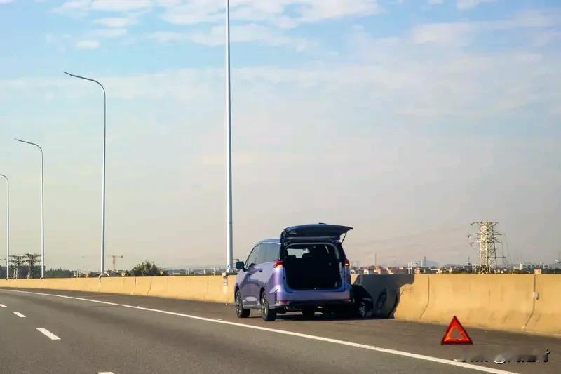 汽车高速路上刹车失灵该怎么做汽车在高速路上刹车失灵怎么办？高速上刹车失灵十分可