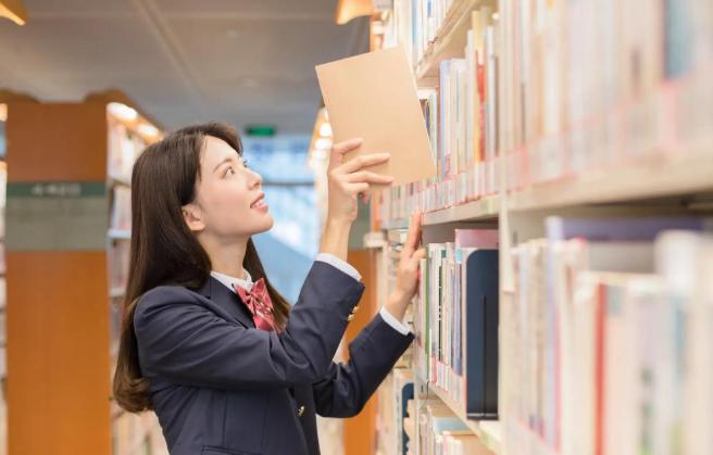 最近投研圈流传着一个挺扎心的推演：到2028年，当AI强到能接管电脑权限、写出9