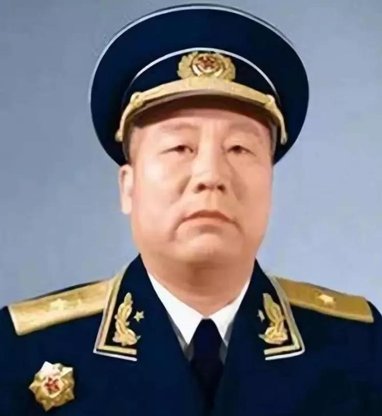 1945年，中苏军方宴会上，苏军和曾克林开玩笑，“你喝一杯酒，我就给一座军火库