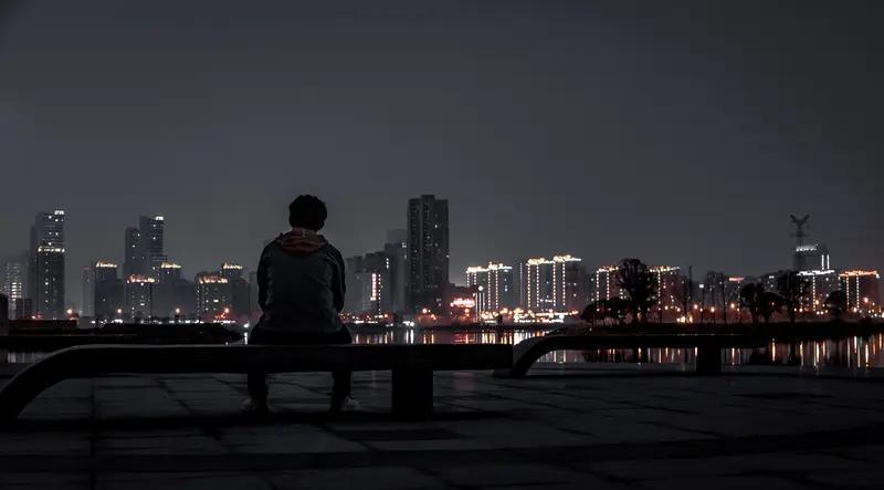 孤独经济表面是“一个人也活得很好”的商机，深层却潜伏着多重社会病灶：1.人口