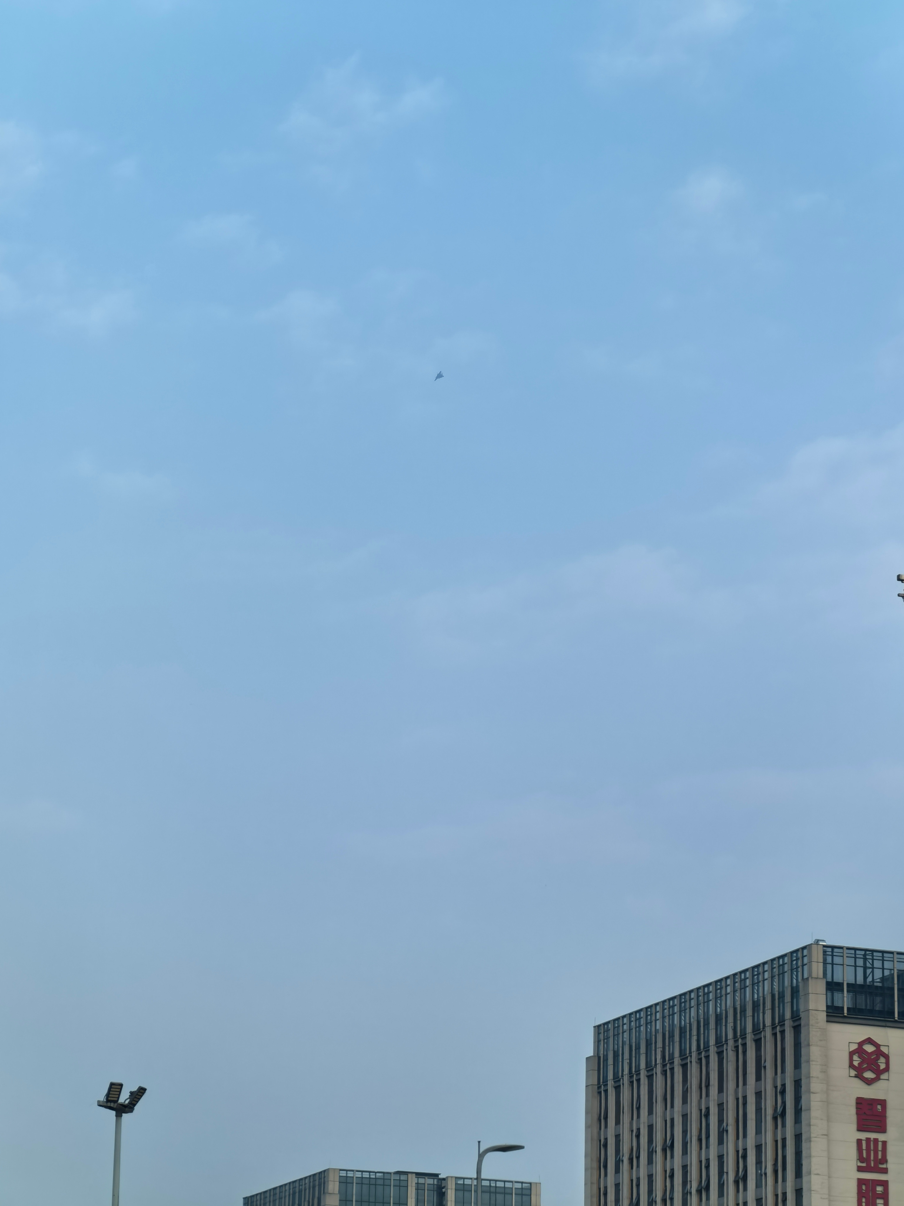 呼啸而过，找了半天发现一架J20，没看到银杏叶成都