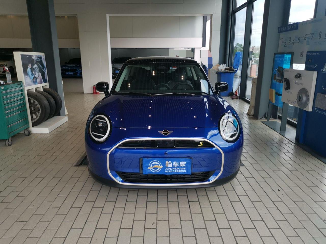 新车才15万，开两年卖14万，电动MINI凭什么？前两天验了一台电动MINI