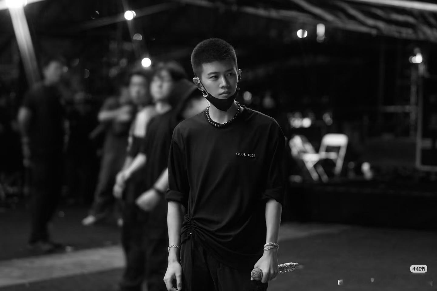 任嘉伦太仓元气森林音乐节深夜彩排花絮照，栗色寸头酷帅不羁！期待今晚音乐节的压轴亮
