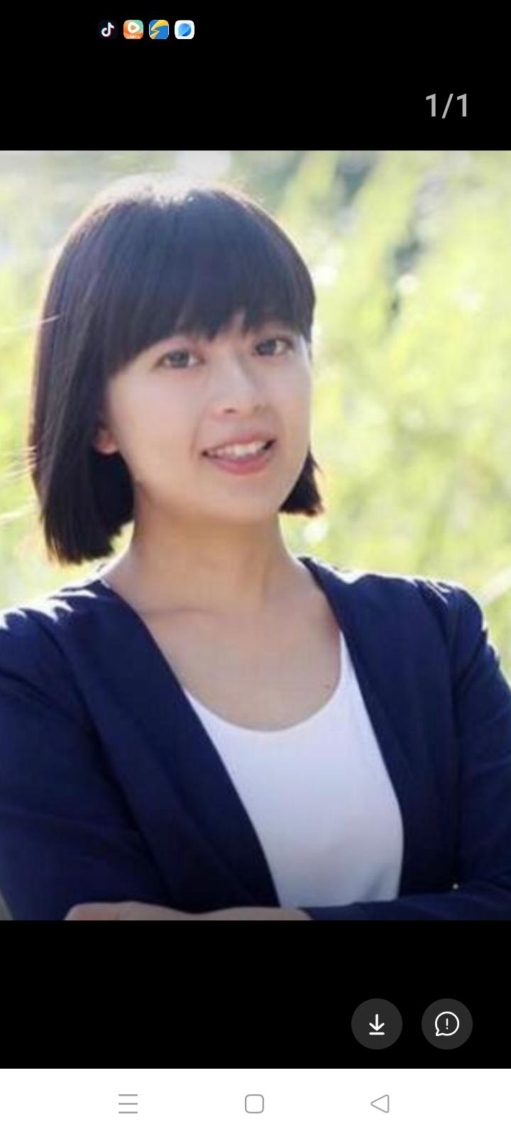 大陆恢宏的气度彻底征服了江怡臻，这个1982年出生的美女发言人看起来像个小姑娘。