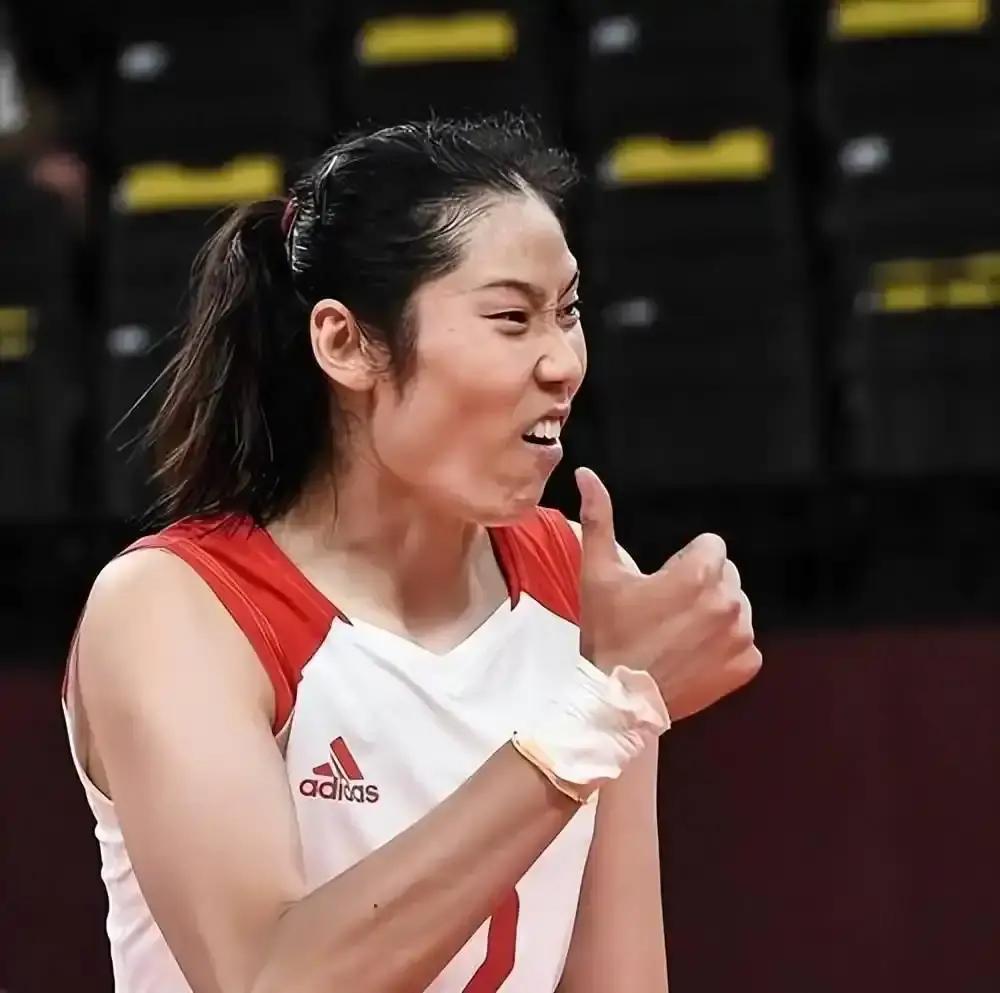 女排丢冠全网喊朱婷，朱婷不是不想上，也不是教练不想用，是她根本上不了场。最关键的原因：注册资格没了。