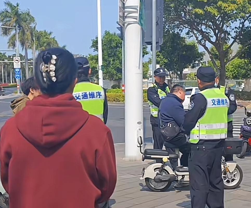 强制要求戴头盔明明是为了个人安全考虑，为何现实中很多人很抗拒呢？从5月1日起北