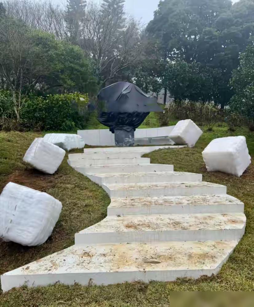 据说大S的雕像不仅仅是一座雕像而已，里面包含了具俊晔的款款深情，雕像及周围的设施