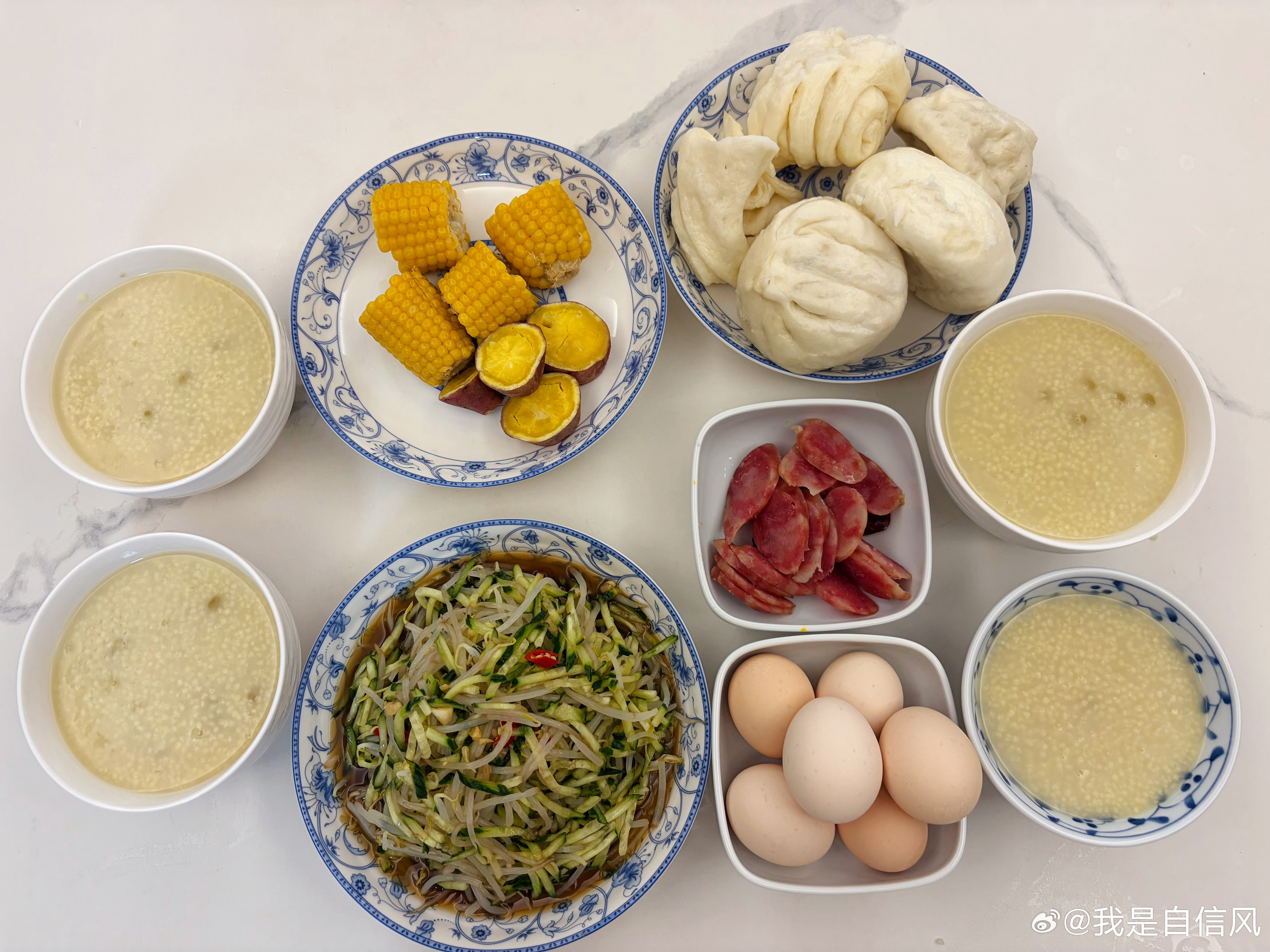 8月10号，周一，一家人全都在家休息。吃完早饭，（图一）老李提前把中午打卤面食材