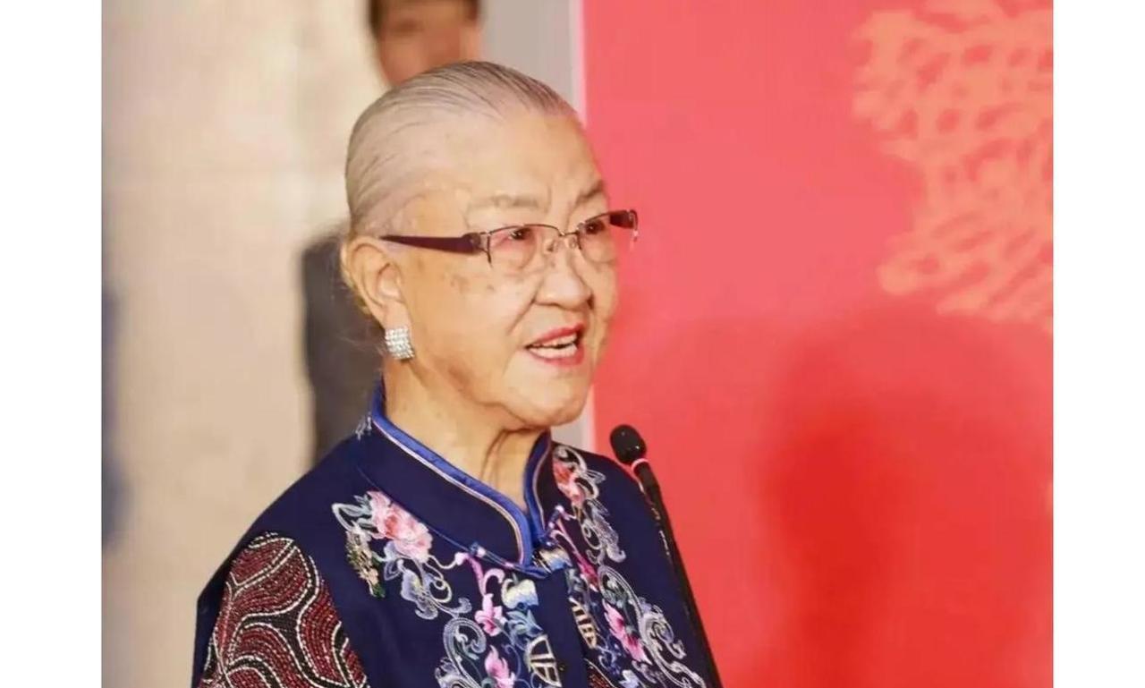 1987年，耿飚的长女耿莹，一夜之间失去了她在中国的全部资产。公司、房产、工厂，