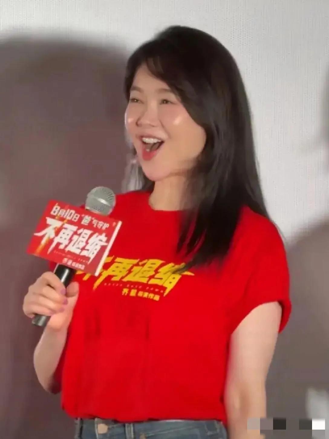 哇塞，画面中的左小青面孔馒化，皮肤放光，表情僵硬，鼻子怪异，下巴耷拉，发福明显，