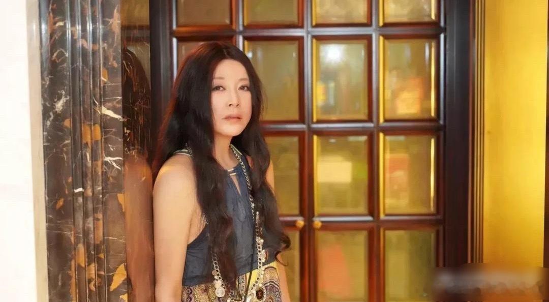 刘晓庆的电影《流浪的三毛》定妆照！一点都认不出来，真的太像三毛了！神形兼具