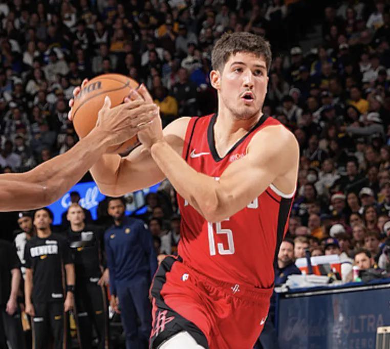 谢泼德是火箭为数不多会打球的年轻球员，绝对高级货，杜兰特能盛赞，绝对不是没有原因