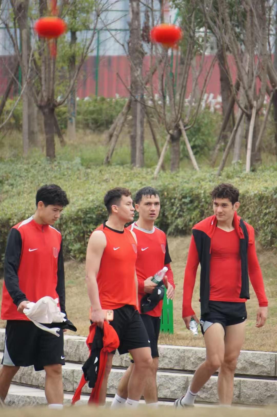 你别说，蓉城训练结束后，看拜合拉木、木塔力甫、艾孜买提跟着走，买提江还真像新疆球