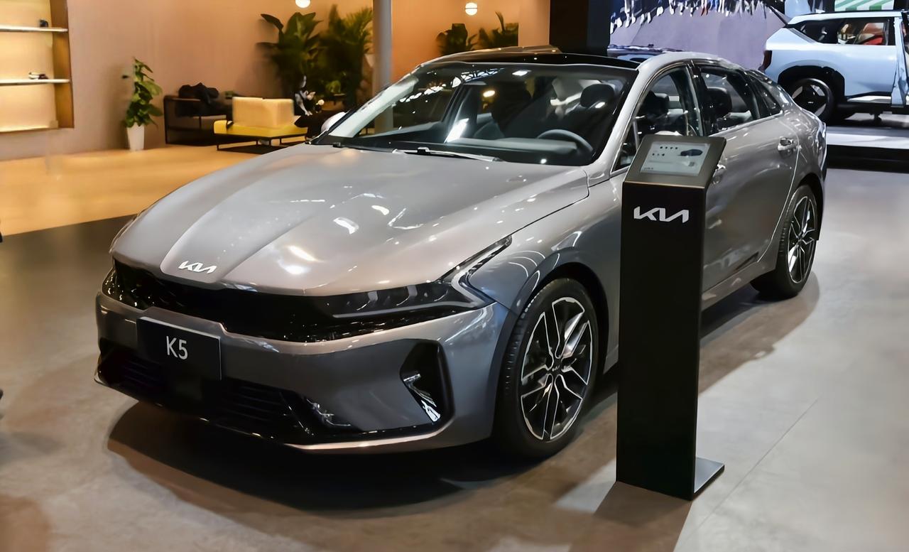 起亚K5各方面来说怎样？先看价格，起亚K5。官方指导价13.98万-18