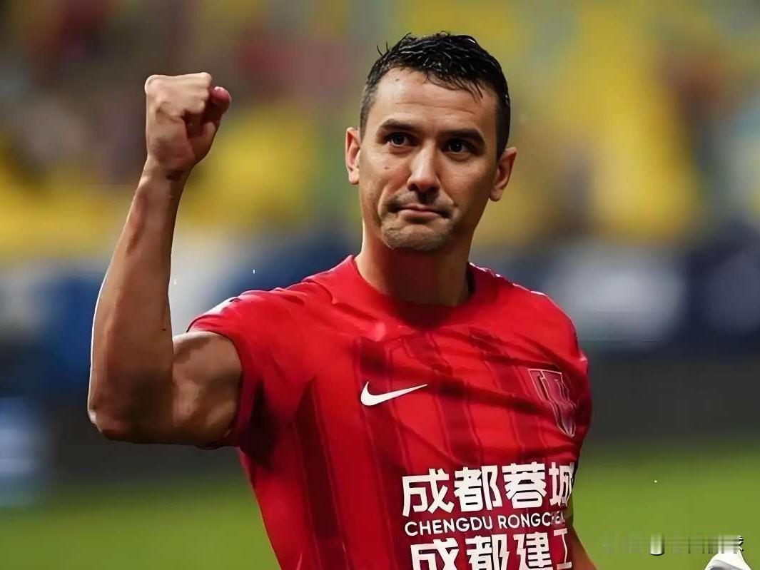 中超绯闻续约---周定洋…蓉城俱乐部新任掌门人到岗之后，球队的续约工作正在同步进