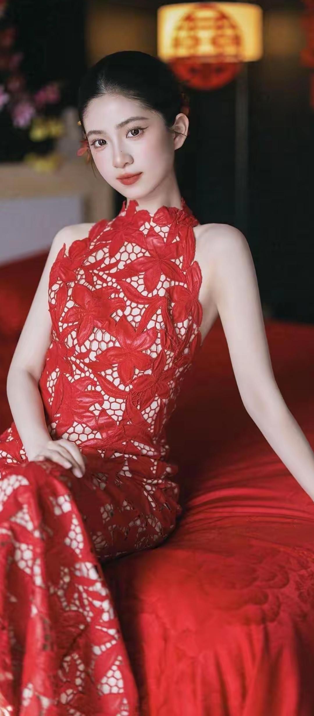 红衣美人坐，灯影映芳容。