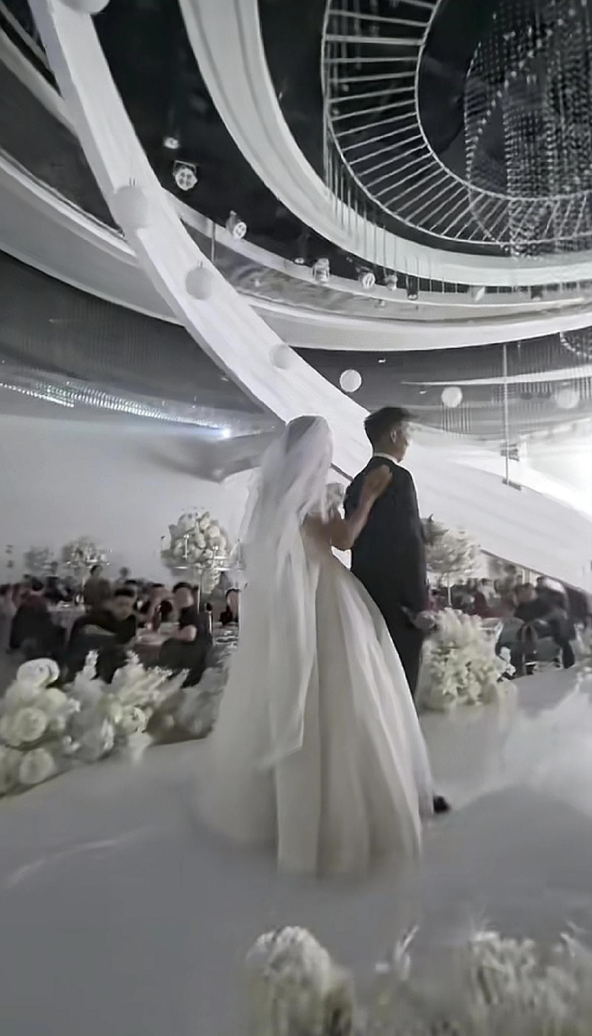 新郎婚礼现场竟然亲错新娘，人没认清就算了，花和话筒也不认识了，拿个话筒就求婚了。