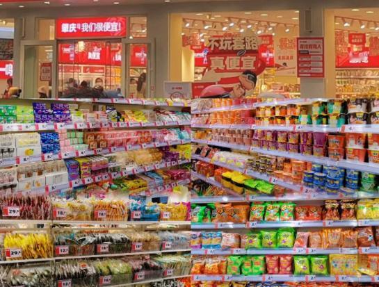 赵一鸣被排斥，一点都不冤。不少人去零食店买红牛，看到4.5元的价格，不少