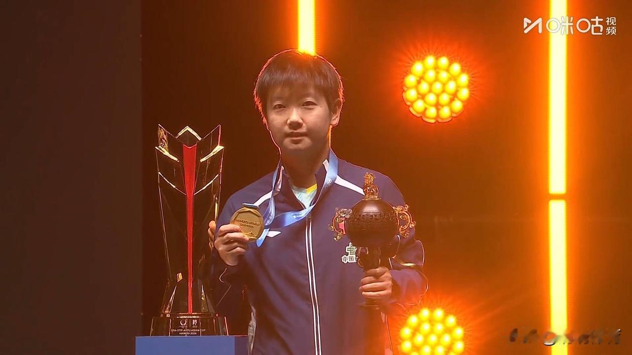 来自孙颖莎的冠军专属时刻，目光坚定又自信，带着独有的沉稳与力量。这一路过关斩将