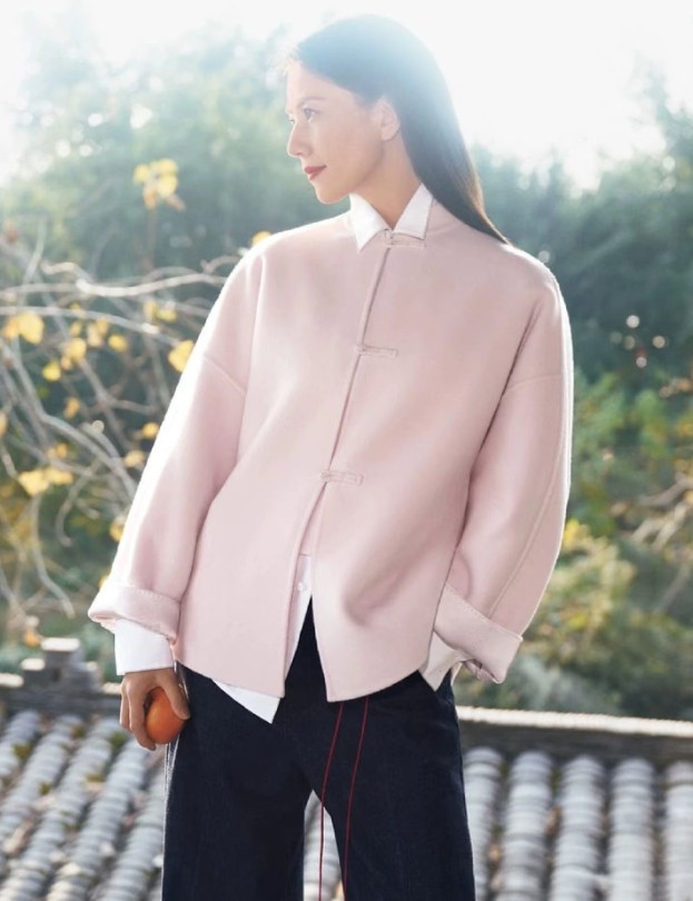 高圆圆的新年穿搭太漂亮了吧！刷到高圆圆的最新造型也太绝了，红色毛衣配简约白裤，