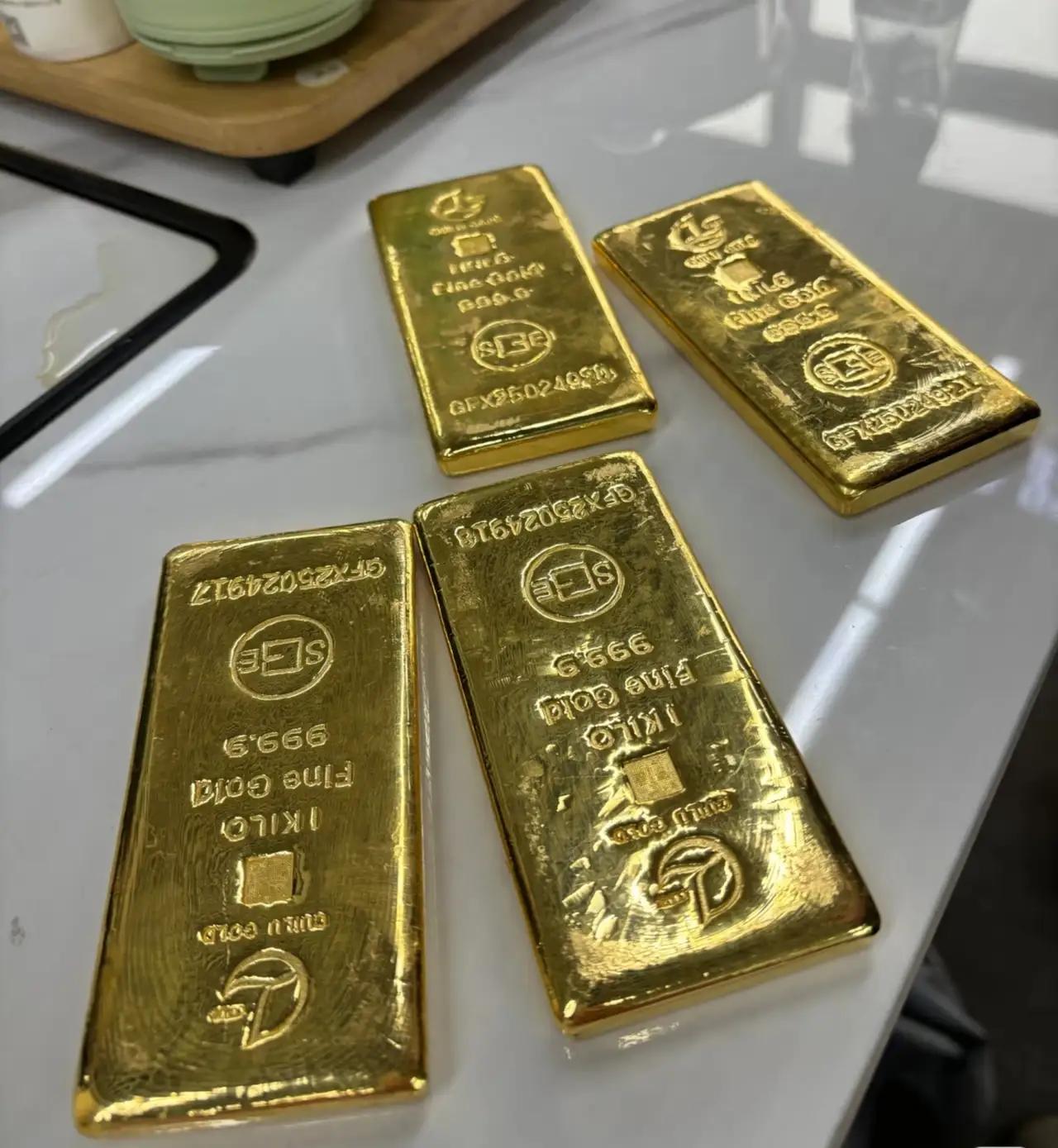 金价跌破1000块了，身边好几个朋友都栽了。有个把买房首付拿去囤金的，现在亏得