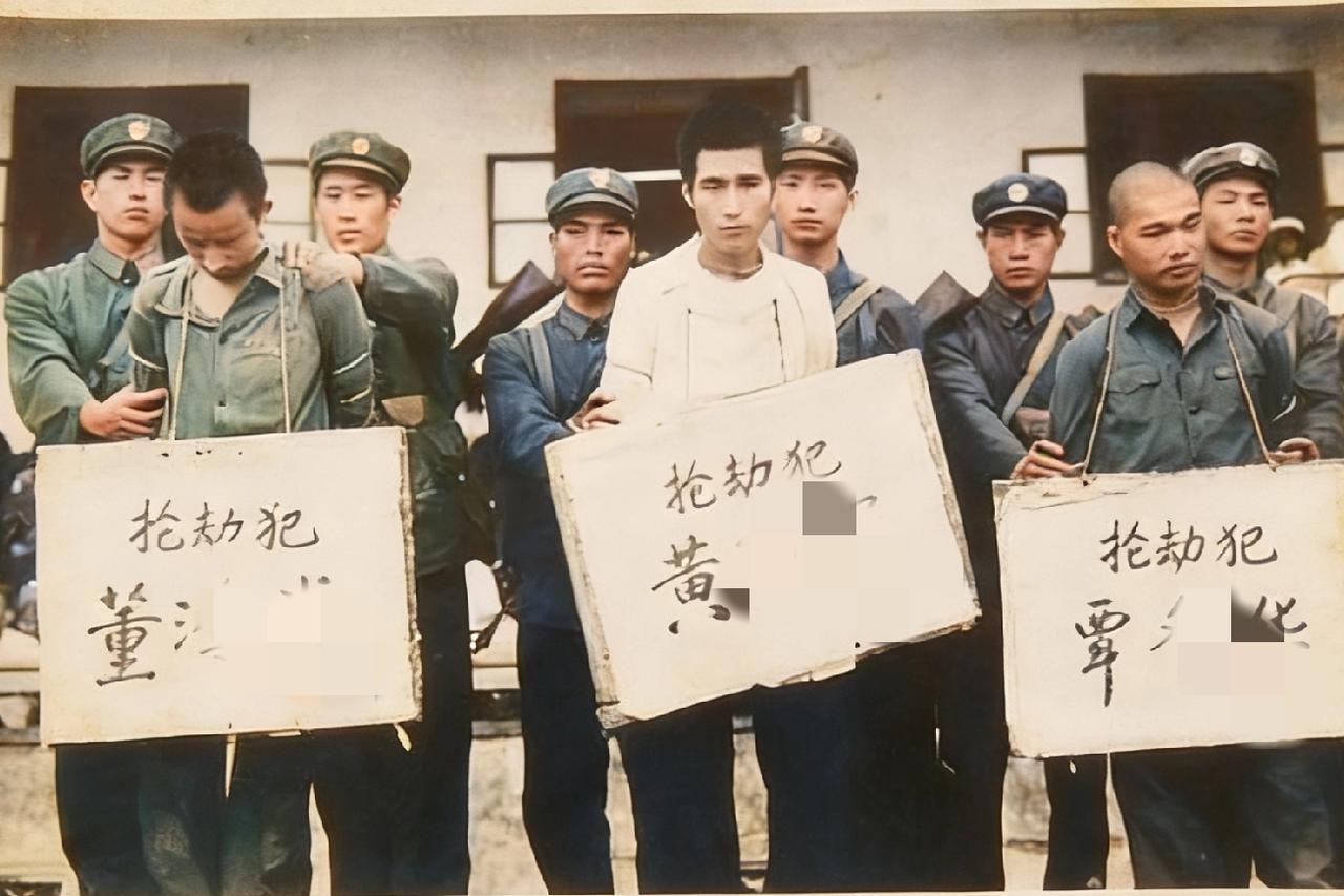 1983年广西柳州严打期间，一张罕见的老照片，镜头里的三人，正是当地一个抢劫团伙