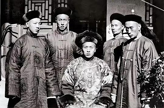 明朝末年的汉人官僚士大夫阶层之所以会集体投靠满清，其实是自信过头了，以为爱新觉罗