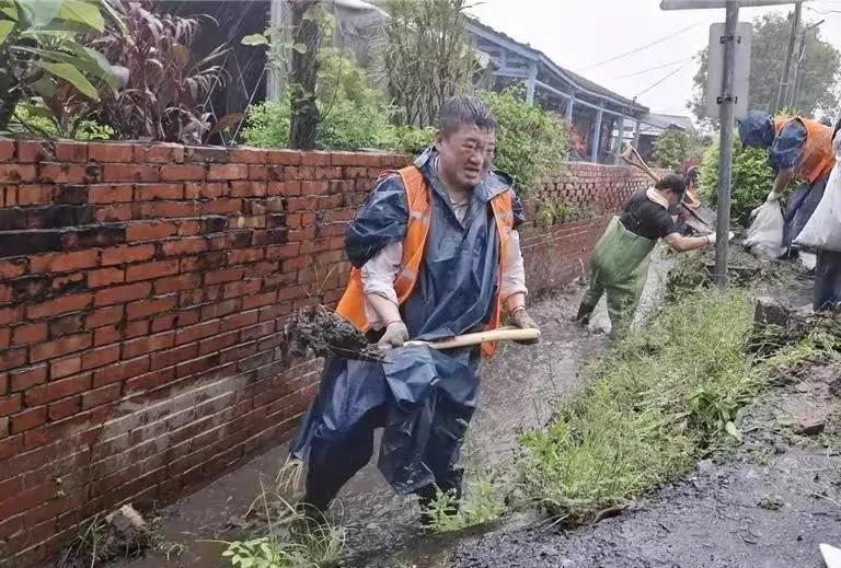台湾地区中南部县市暴雨成灾，民进党代理秘书长何博文昨天率领党工及志工，装模作样的
