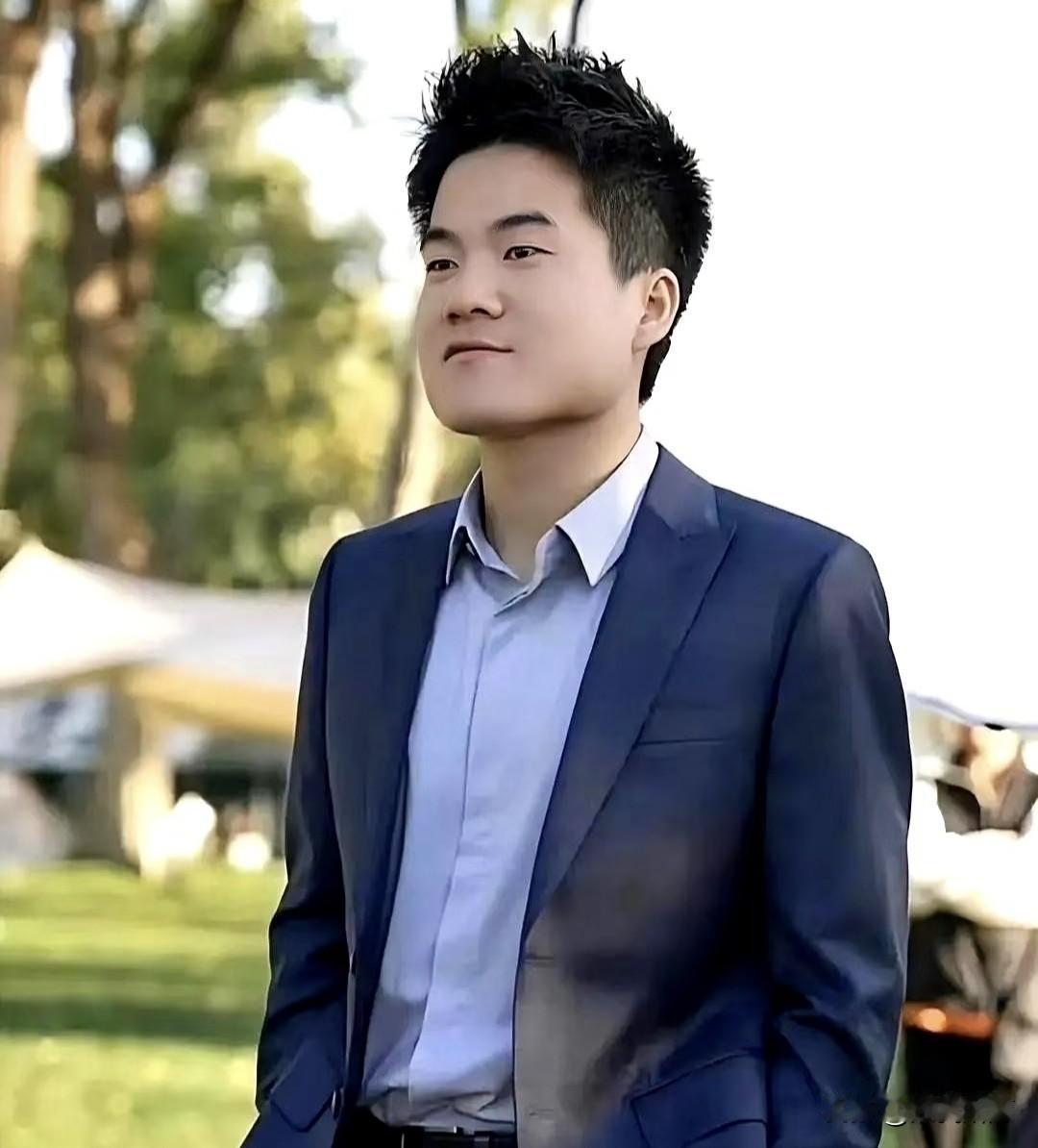 董宇辉这陕西愣娃，最近又干了件“傻事”。别人火了要么忙着买豪宅，要么忙着割韭