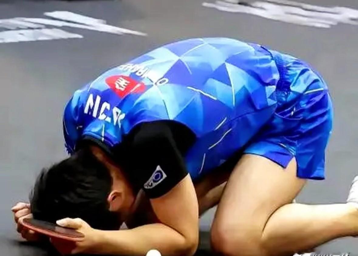 他赛前对着镜头“做法”，三天后倒在八强门口。张本智和握拳的手还没放下，梁靖崑的