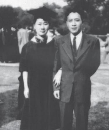 1933年，钱钟书追求燕大校花赵萝蕤，可赵萝蕤根本没有看上他，而是喜欢当时一文不