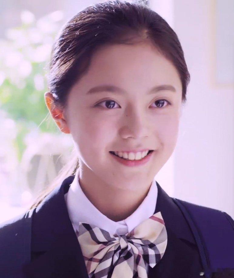 赵今麦脱胎换骨赵今麦从青涩少女进阶为时尚宠儿，真是脱胎换骨！眼神从天真清澈转为