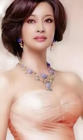 1982年，刘晓庆到南京演出，遇见了正在拍戏的迟志强，晚上几杯酒下肚后，刘晓庆让