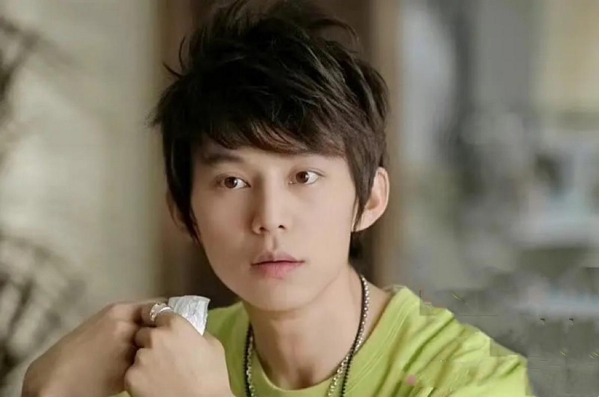 51岁主持人何炅近况被曝无妻无子、与保姆相伴。 再有前途不结婚生子感觉到头来