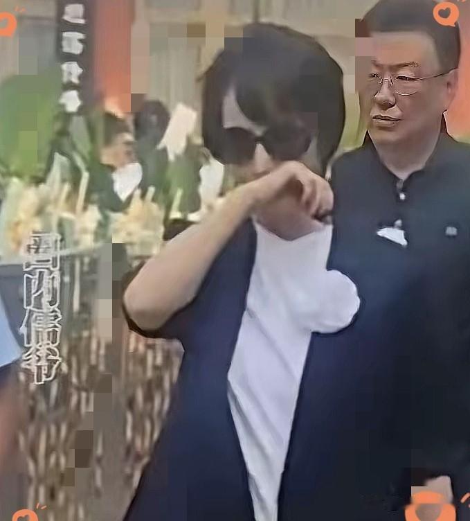 敬一丹追悼会，哭的最伤心的不是丈夫，不是女儿，而是戴着墨镜遮住眼睛不露面的她。