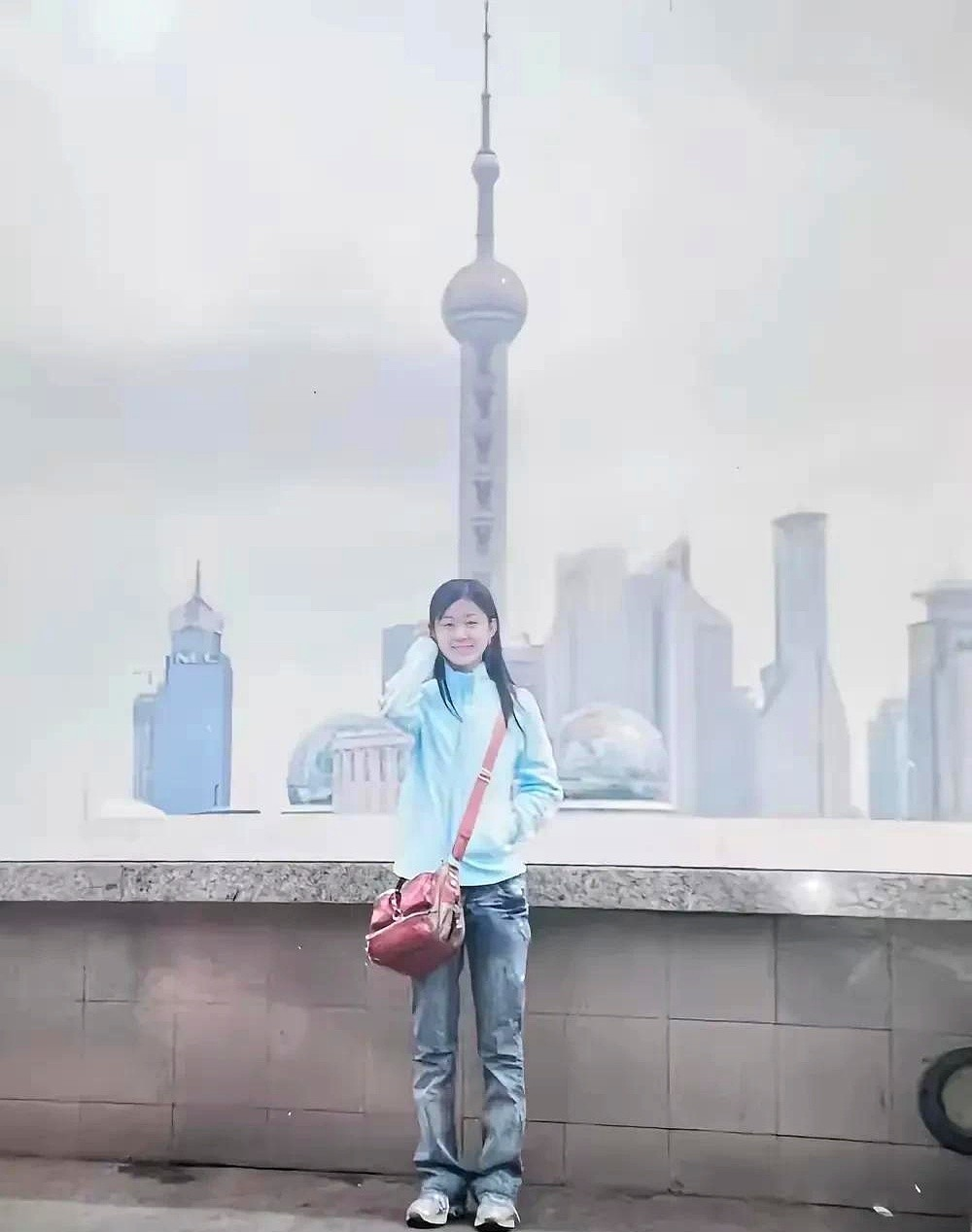 这是赵丽颖年轻时的照片，当时她只是一个普普通通的女生，穿着休闲装，一脸淳朴，她当