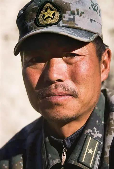 祁发宝，男，汉族，1979年3月生，中共党员，乌鲁木齐陆军学院步兵指挥专业毕业，