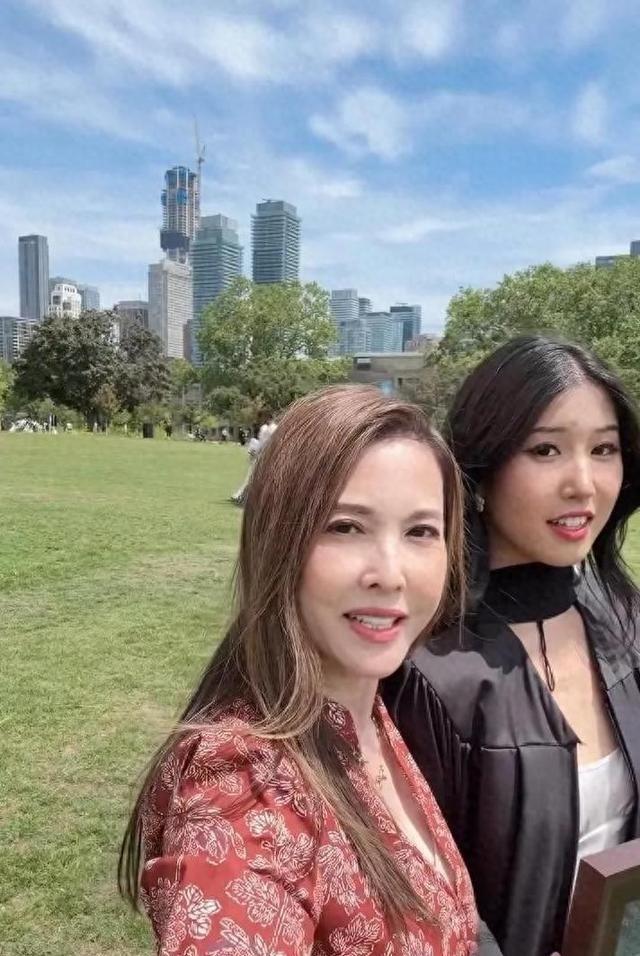 香港80年代女演员56岁李婉华近照曝光“和女儿同框，像似姐妹”红裙一穿，笑容一