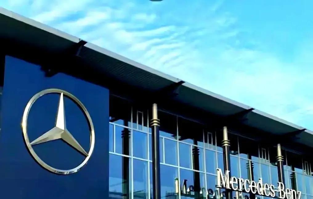 奔驰宝马前后脚官宣降价，GLC300直降四万，X330i也砍了三万二。指