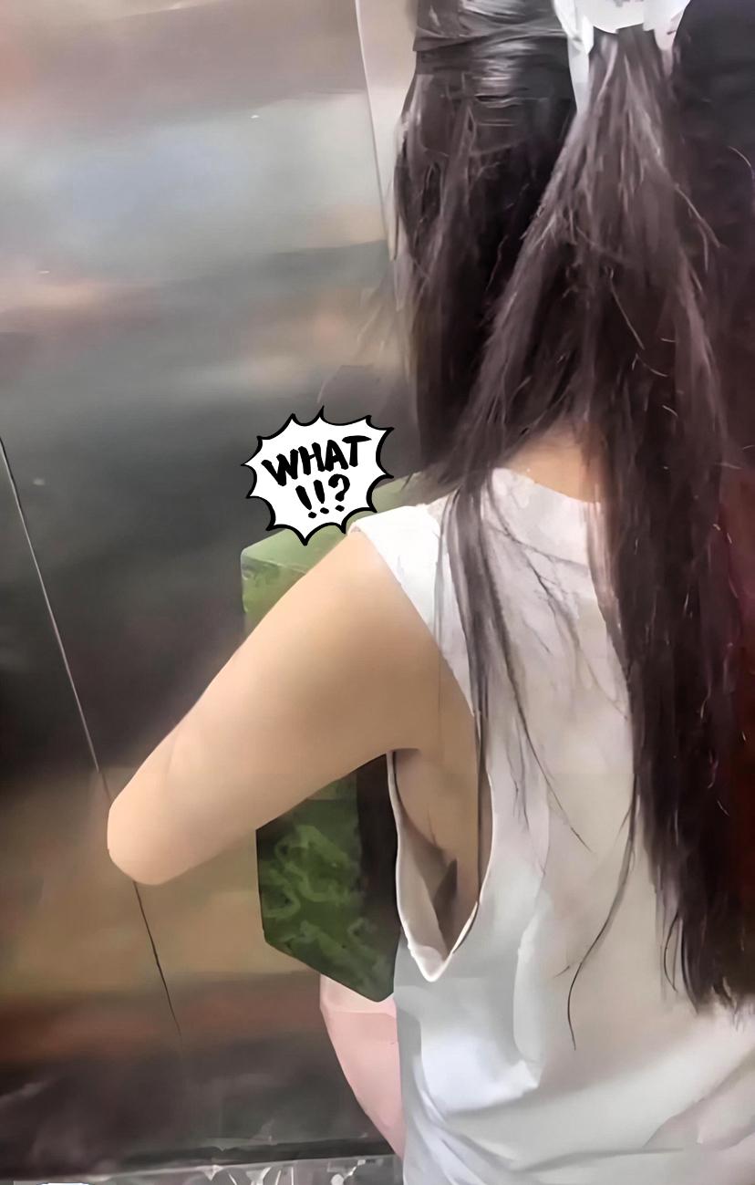 电梯里这姑娘看着多青春啊，可我实在没搞懂——这天又不热，咋非得穿得这么“清凉”，